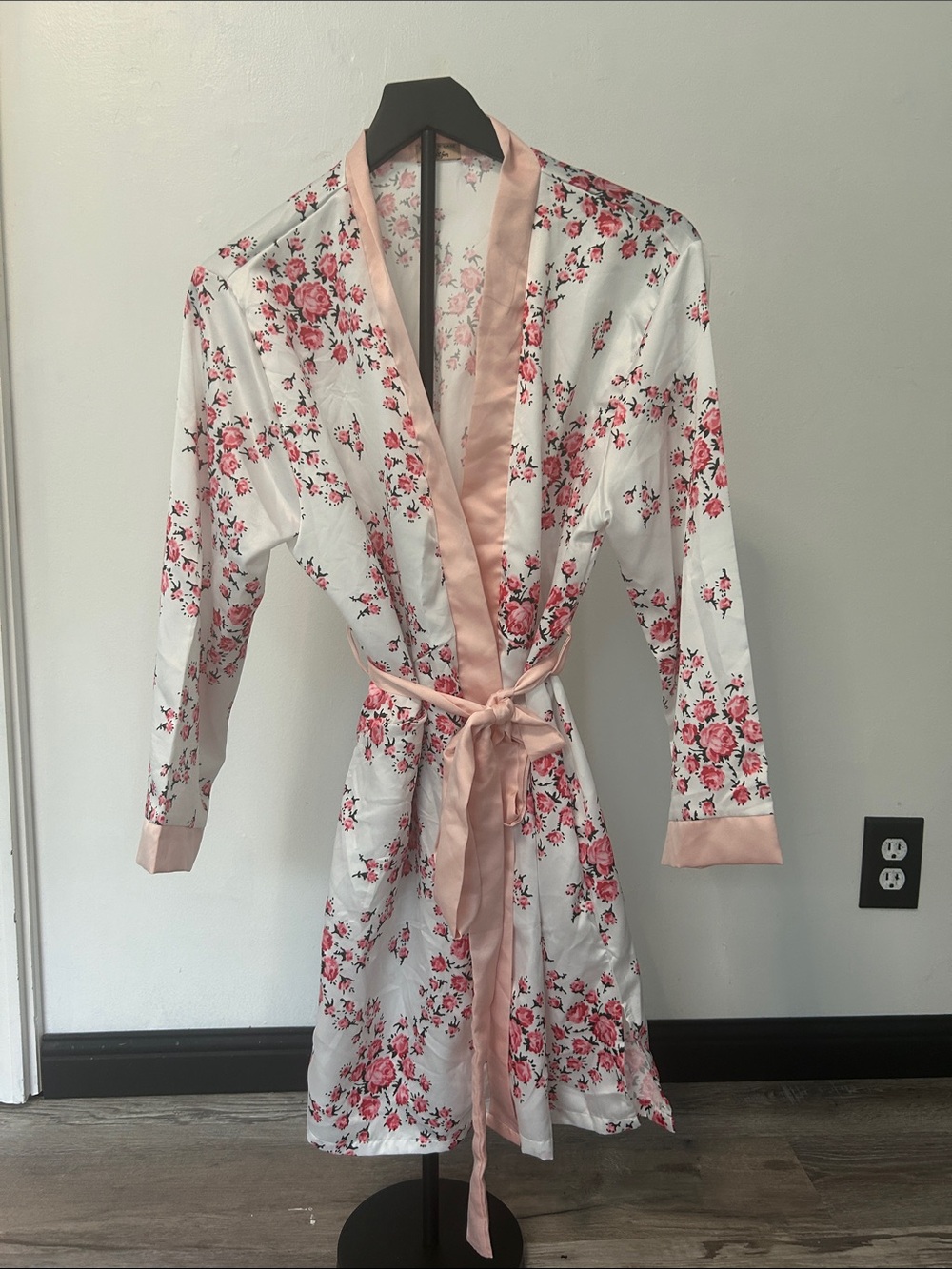 Morgan Lane White Satin Floral Kimono Robe with Pink Trim